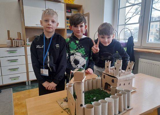 Średniowieczne zamki oczami trzecioklasistów grafika