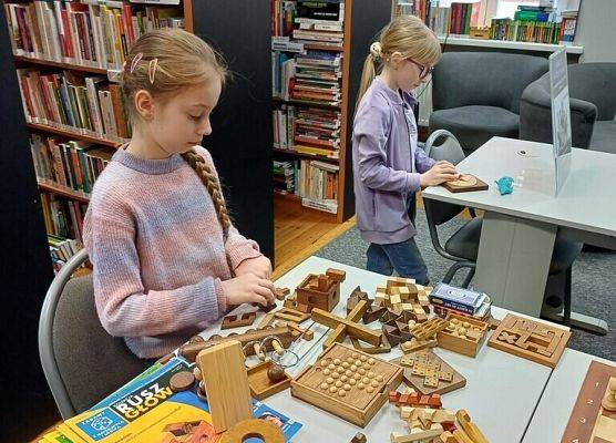 Lekcja klasy 2d w Bibliotece Miejskiej grafika