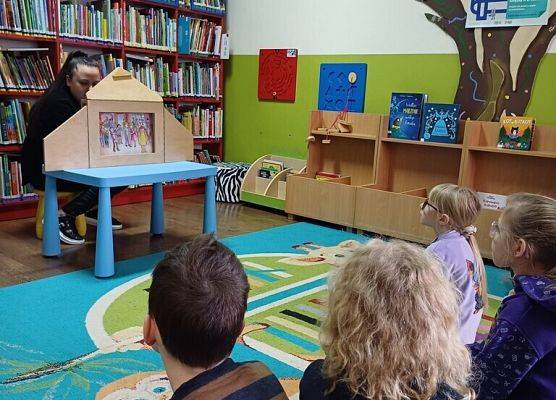 Lekcja klasy 2d w Bibliotece Miejskiej grafika