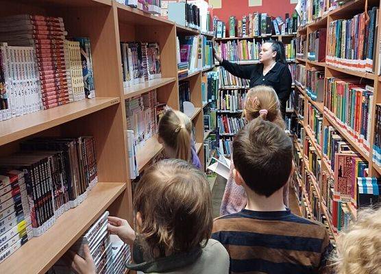 Lekcja klasy 2d w Bibliotece Miejskiej grafika