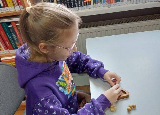 Lekcja klasy 2d w Bibliotece Miejskiej grafika