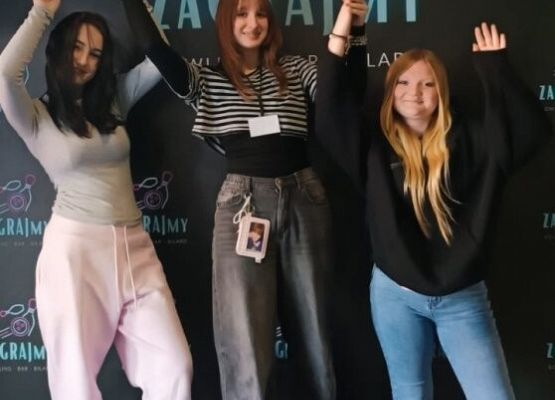 Klasa 8b w kręgielni grafika