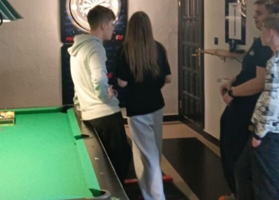 Klasa 8b w kręgielni grafika