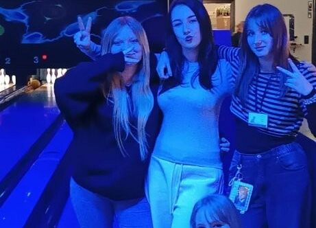 Klasa 8b w kręgielni grafika