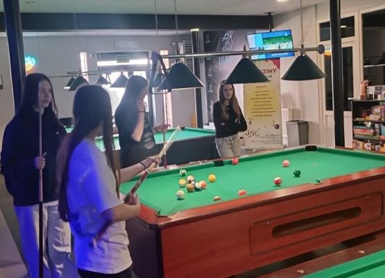 Klasa 8b w kręgielni grafika