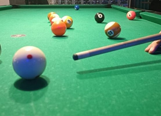 Klasa 8b w kręgielni grafika