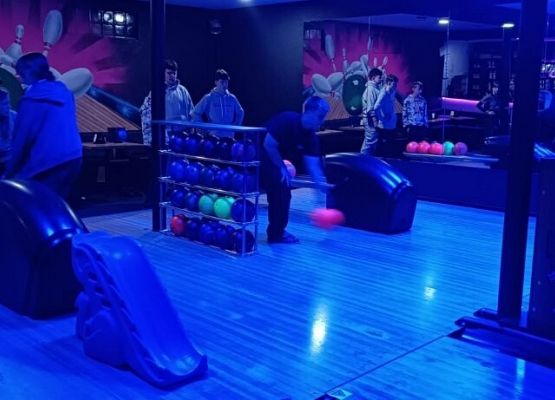 Klasa 8b w kręgielni grafika