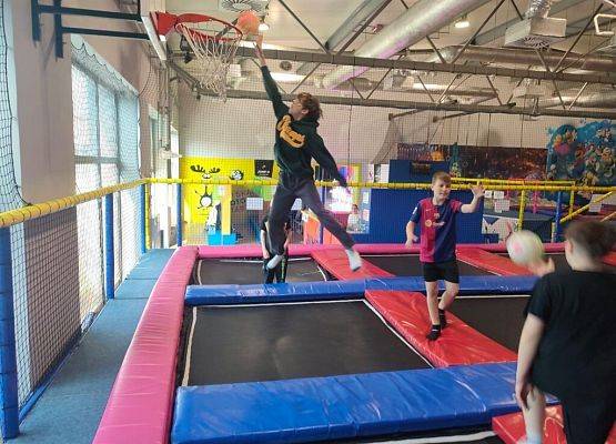 Wizyta w Parku Trampolin grafika