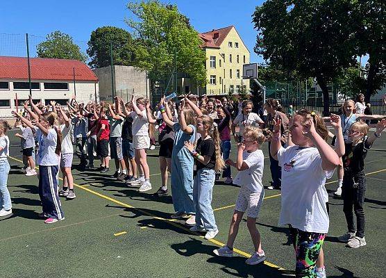 Aktywne przerwy muzycznie i tanecznie grafika