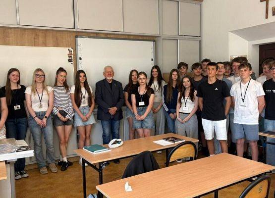 Żywa lekcja historii – niezwykłe spotkanie z panem Maurycym Frąckowiakiem grafika