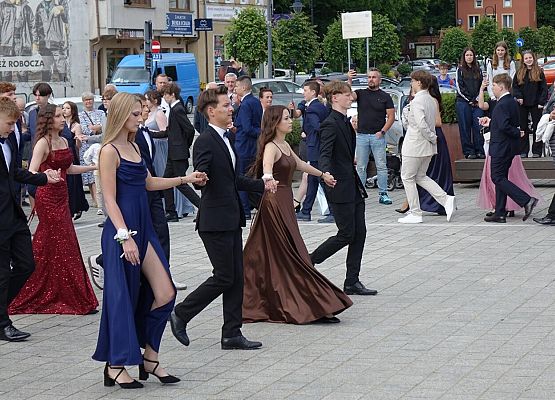 Elegancja, taniec i wygodne buty w plecaku! grafika