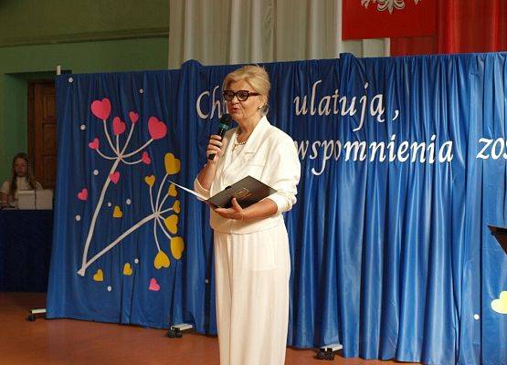 Chwile ulatują, wspomnienia zostają … grafika