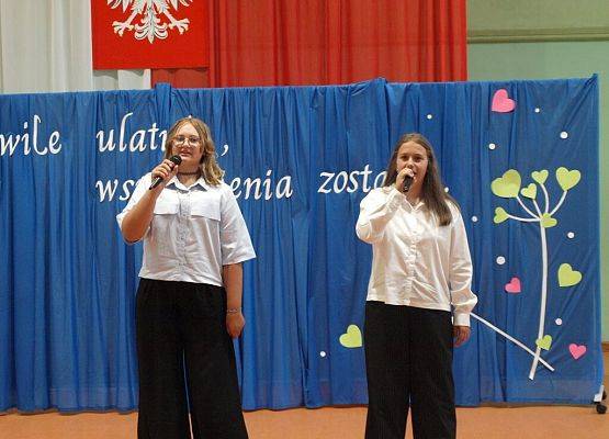 Chwile ulatują, wspomnienia zostają … grafika