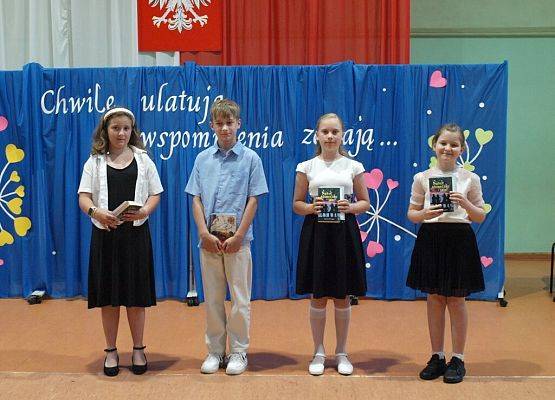 Chwile ulatują, wspomnienia zostają … grafika