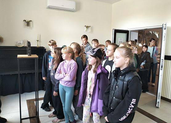 Glina, ognisko i dobra zabawa- klasa 5b na wyjeździe grafika