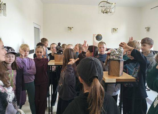 Glina, ognisko i dobra zabawa- klasa 5b na wyjeździe grafika