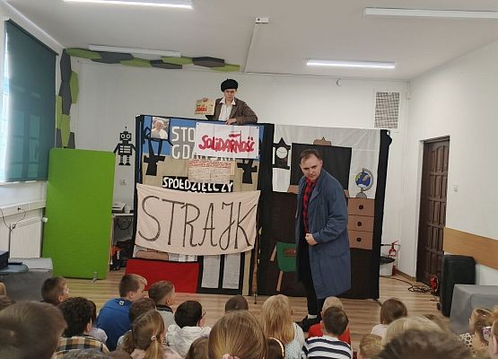 Podróż do czasów PRL – „Historia Wiktorii i Franka” grafika