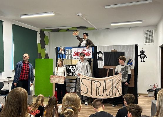 Podróż do czasów PRL – „Historia Wiktorii i Franka” grafika