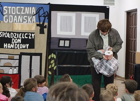 Podróż do czasów PRL – „Historia Wiktorii i Franka” grafika