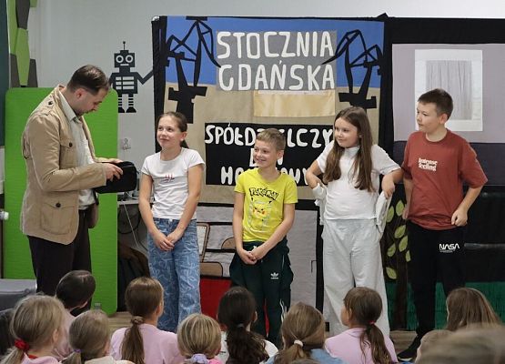 Podróż do czasów PRL – „Historia Wiktorii i Franka” grafika