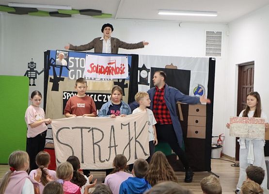 Podróż do czasów PRL – „Historia Wiktorii i Franka” grafika