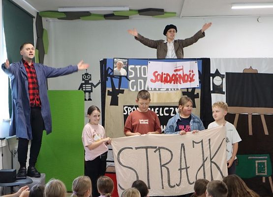 Podróż do czasów PRL – „Historia Wiktorii i Franka” grafika