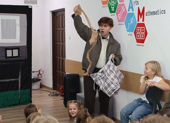 Podróż do czasów PRL – „Historia Wiktorii i Franka” grafika
