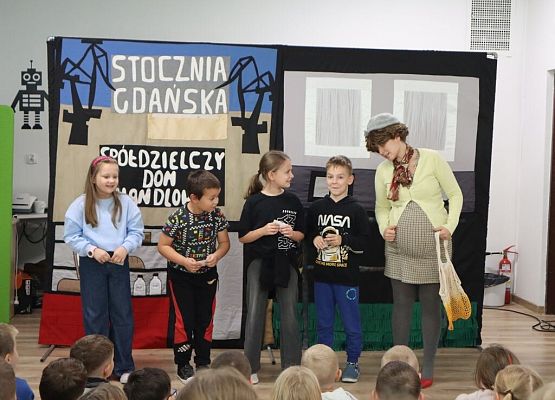 Podróż do czasów PRL – „Historia Wiktorii i Franka” grafika