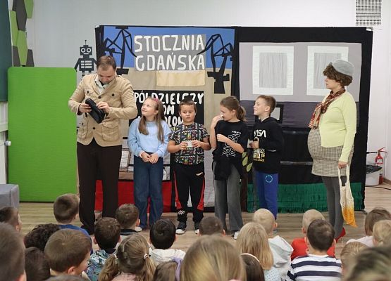 Podróż do czasów PRL – „Historia Wiktorii i Franka” grafika