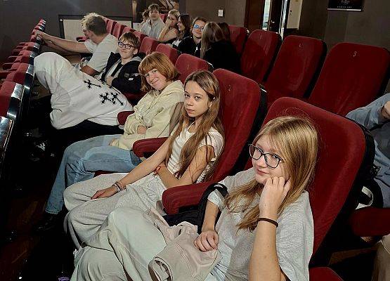 Klasa 8b na filmowej lekcji wrażliwości grafika