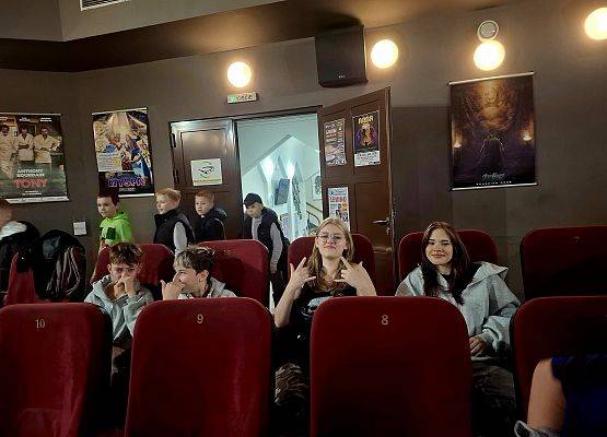 Klasa 8b na filmowej lekcji wrażliwości grafika