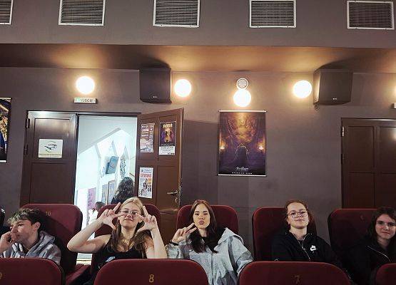 Klasa 8b na filmowej lekcji wrażliwości grafika